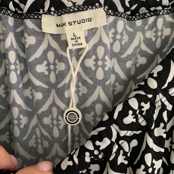 Max Studio / Size Large** - Picture 2 of 8